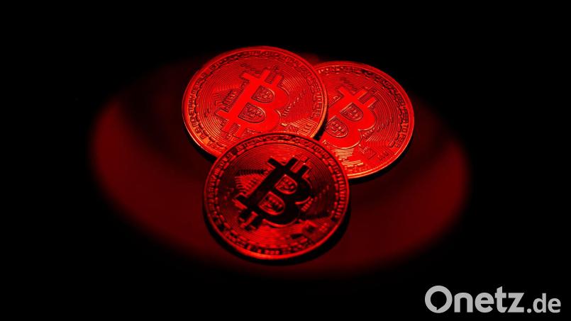 Der Bitcoin ist am Wochenende stärker unter Druck geraten. (Archivbild) Bild: Hannes P Albert/dpa/dpa-tmn