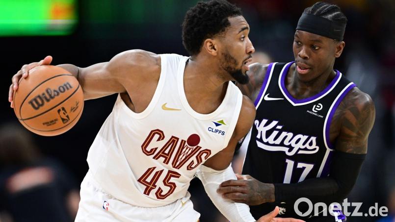 Hier spielten sie noch gegeneinander: Nun wechselt Dennis Schröder (re.) zu den Cleveland Cavaliers um Donovan Mitchell. Bild: David Dermer/AP/dpa