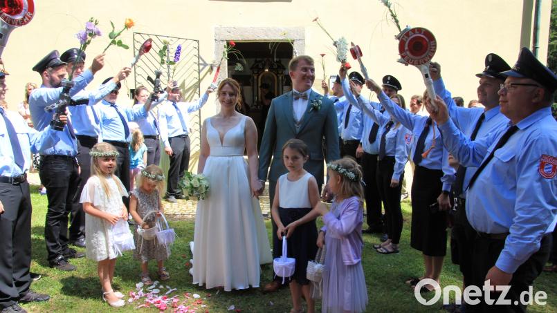 Freudestrahlend verlassen Anja und Konstantin Schrems nach der Trauung die Allerheiligenkirche bei Wernersreuth. Bild: kro