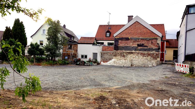 Mit dem Abbruch des Riedel-Hauses und des Holzschuppens entstand am Speckermühlplatz in Kulmain eine große Freifläche, die als Dorfmittelpunkt gestaltet werden kann. Bild: bkr