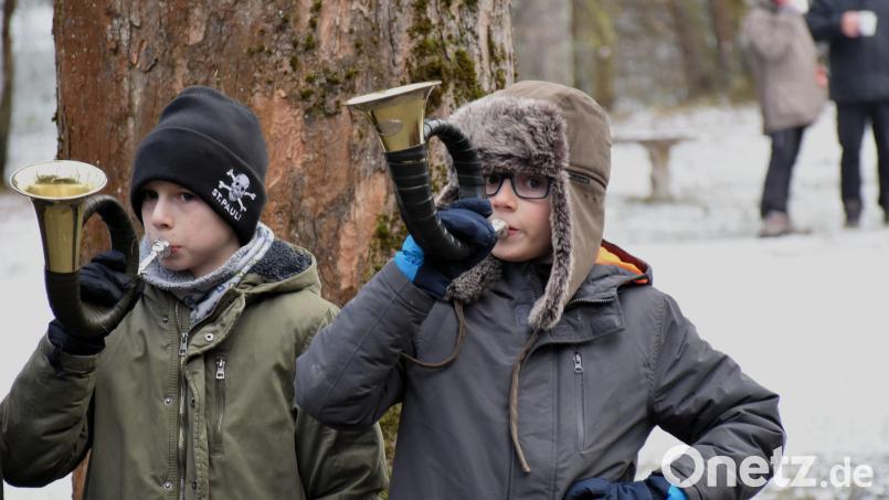 Nachwuchs unter den Jagdhornbläsern: Auch der neunjährige Luis Kick (rechts) und der zehnjährige Elias Stöckl zeigen bei öffentlichen Auftritten bereits ihr Können am Instrument. Bild: ubb