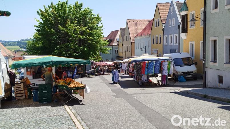 Stände am Unteren Markt in Erbendorf. Bild: njn