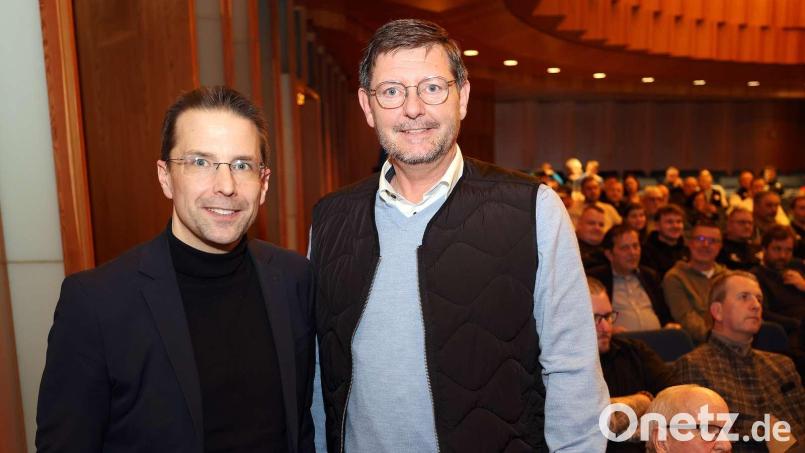 Michael Pfauntsch (rechts) ist neuer Kreisvorsitzender des Fußballkreises Hof/Tirschenreuth/Wunsiedel, BFV-Präsident Christoph Kern gratulierte. Bild: Fabian Frühwirth/BFV