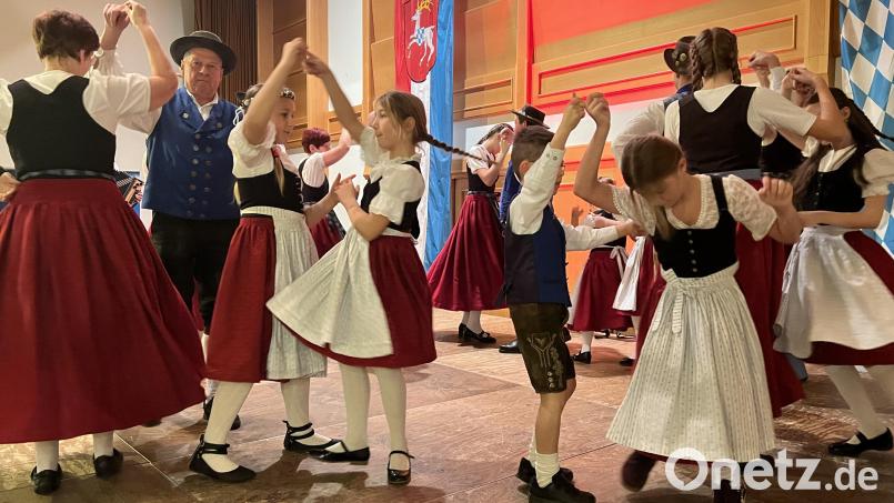 Zöpfe und Röcke fliegen im Rhythmus bei den Tänzen des Heimat- und Trachtenvereins. Bild: mma