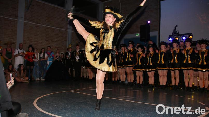 Da war der Hut noch drauf: Funkenmariechen Linda Thumfart zeigt, was sie kann. Bild: sne