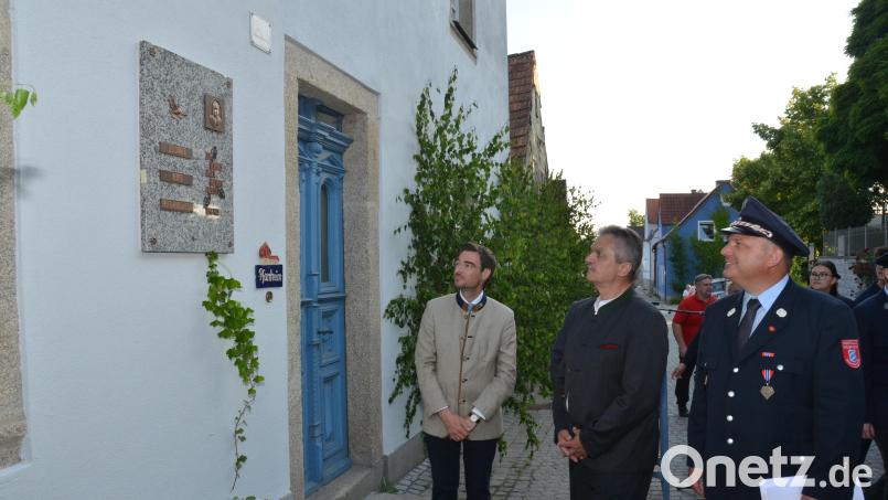 Landtagsabgeordneter Dr. Stephan Oetzinger, Bürgermeister Andreas Wutzlhofer und Feuerwehr-Vorsitzender Dr. Martin Pazdera (von links) bestaunen die neue Granittafel. Bild: dob