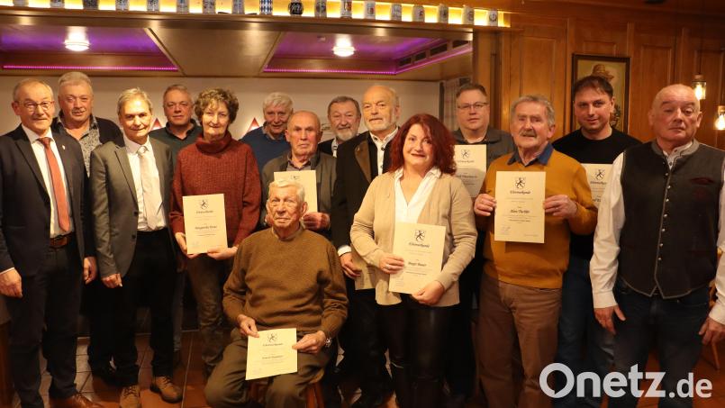 Die neuen Ehrennadelträger im Markt Rieden mit Erstem Bürgermeister Erwin Geitner (CSU, vorne links), Zweitem Bürgermeister Josef Weinfurtner (CSU, Dritter von links) und Drittem Bürgermeister Gerhard Schnabel (SPD, rechts). Bild: mrr