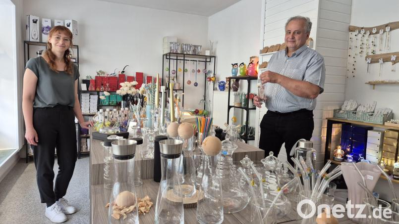 Natascha Stangl führt seit November 2024 ein Geschäft für Deko aus Glas in der Hauptstraße in Windischeschenbach. Unterstützung bekommt sie von ihrem Vater Josef Stangl. Bild: Lowak