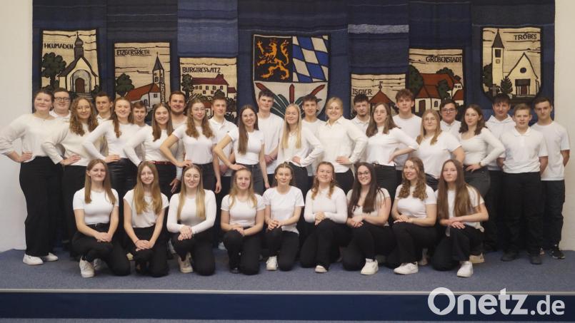 Die 33 Moosbacher Festdamen und Festburschen sind startklar. Sie laden drei Tage vom 20. bis 22. Juni anlässlich des 150. Gründungsjubiläums der Feuerwehr zum Mitfeiern ein. Bild: Stefan Rappl