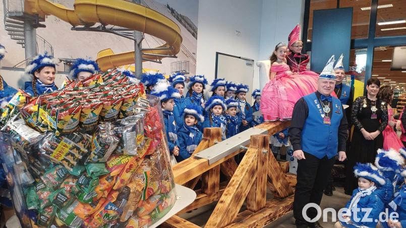 Rund 110 Kilogramm Schleckereien füllten die EDEKA-Mitarbeiter Sven Pflug und Bettina Dotzler in den Warenkorb, um Prinz Leopold I. und Prinzessin Lona I. in die Höhe zu hieven. Mit im Bild: Hofmarschall Martin Merkl und Narrhalla-Präsidentin Regina Merkl. Bild: u