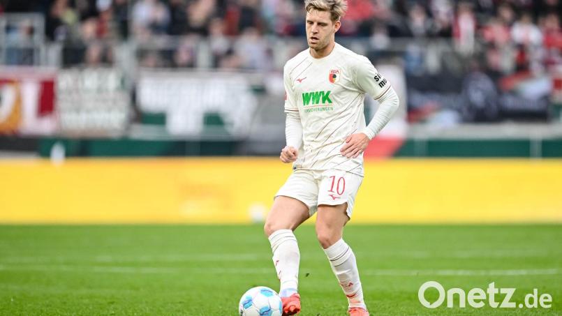 Seltenes Bild in dieser Saison: Arne Maier für den FC Augsburg am Ball. (Archivbild) Bild: Harry Langer/dpa