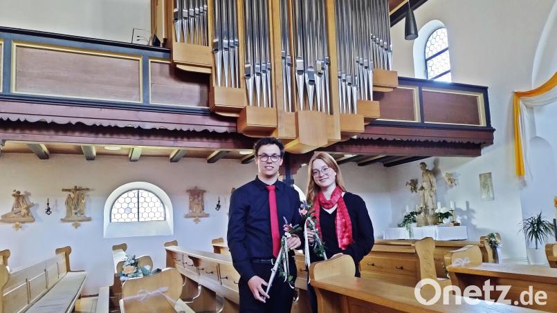 Wiebke Thaller und Johannes Görl gastierten in Brand mit einem sehr abwechslungsreichem Programm. Über ihnen die Weimbs-Orgel in der Pfarrkirche in Brand. Bild: ld