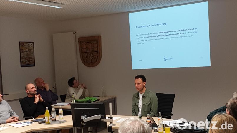 Sebastian Kursawe (Bildmitte) stellt die Machbarkeitsstudie dem Marktrat und den Zuhörern im Rathaussaal vor. Bild: fla