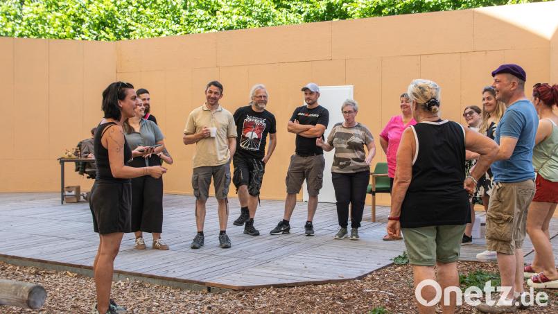 Regisseurin Caroline Ghanipour (links) gibt dem Ensemble letzte Anweisungen für den bevorstehenden Durchlauf des Stücks. Bild: Susanne Forster