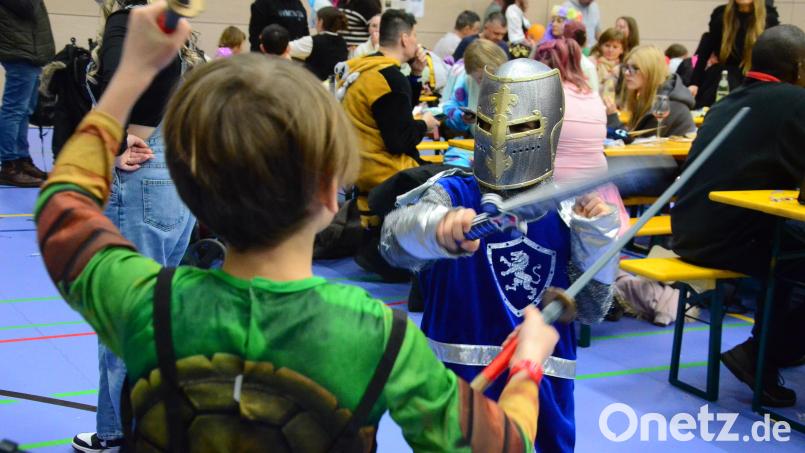 Ritter gegen Ninja: Die Beiden haben was auszufechten. Beim "Dance Unlimited"-Kinderfasching wird nicht nur getanzt. Bild: Kunz