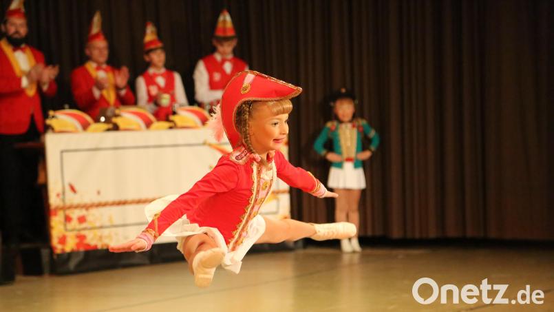 Schwerkraft - was ist das? Tanzmariechen Frieda Hassmann schwebt über die Bühne. Bild: Michael Meier