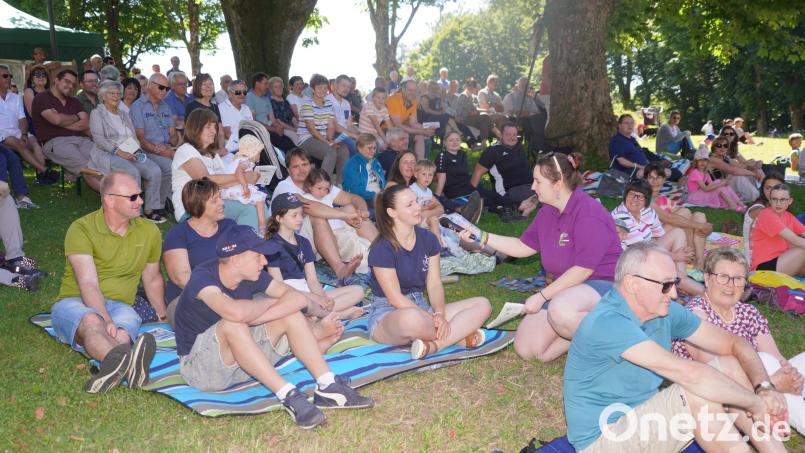 Angelina Wallmeyer (Mitte) befragt während der Messe am Fahrenberger Freialtar junge Christen, wem sie in den sozialen Netzwerken folgen. Bild: fvo