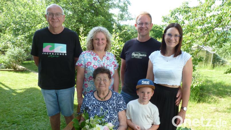 Die Jubilarin Anne Hecht (Mitte) zusammen mit Sohn Edwin und dessen Lebensgefährtin Gerlinde (links) sowie Enkelin Anja (rechts) mit Lebensgefährten Matthias und Urenkel Niklas. Bild: Robert Birkner