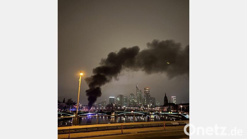 Eine Rauchsäule steigt am Frankfurter Mainufer auf. Bild: -/Feuerwehr Frankfurt am Main/dpa