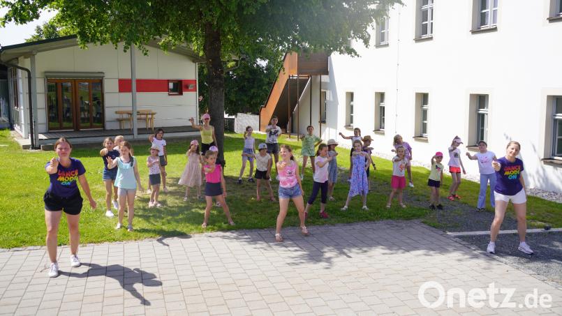 Die Teilnehmer von "Tanzkultur" am Rathausvorplatz unter der Leitung von Manuela Grünauer (links) und Judith Friedl (rechts). Bild: fvo