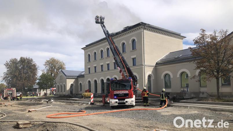 Die Löscharbeiten am 9. September 2025 auf dem Dach des Bahnhofes in Wiesau waren Dank der angeforderten drei Drehleitern effektiv. Archivbild: wro