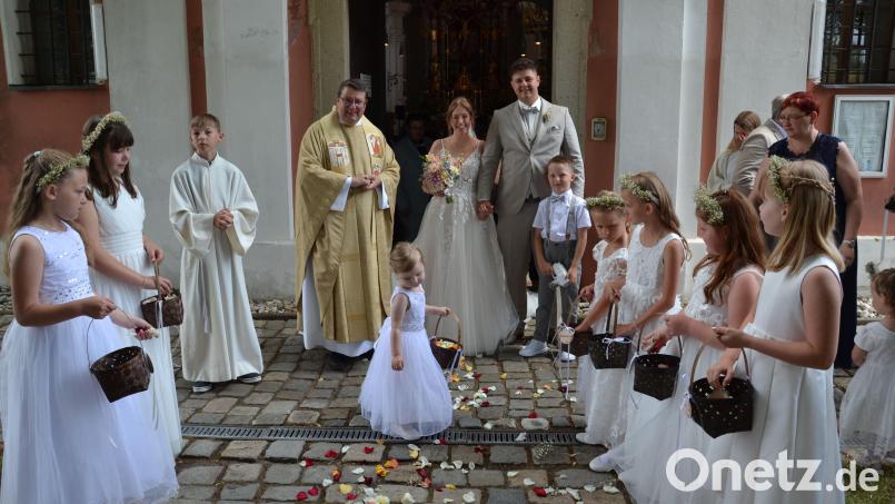 Blumen für das junge Brautpaar: Die zweijährige Lilli (Mitte) streut mit voller Hingabe. Bild: gi