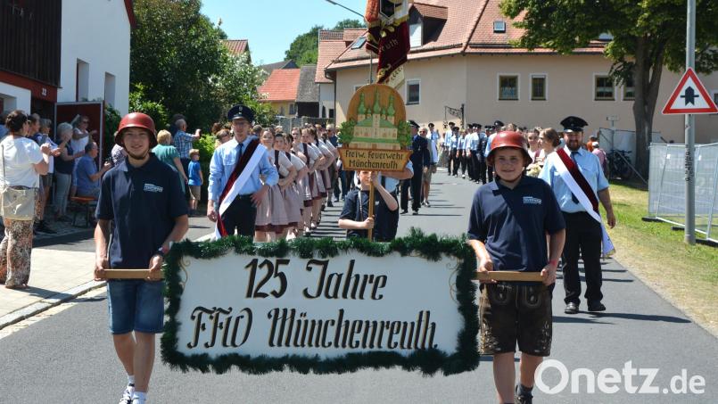 Ein stattlicher Festzug bewegte sich am Sonntagnachmittag durch Münchenreuth. Bild: jr