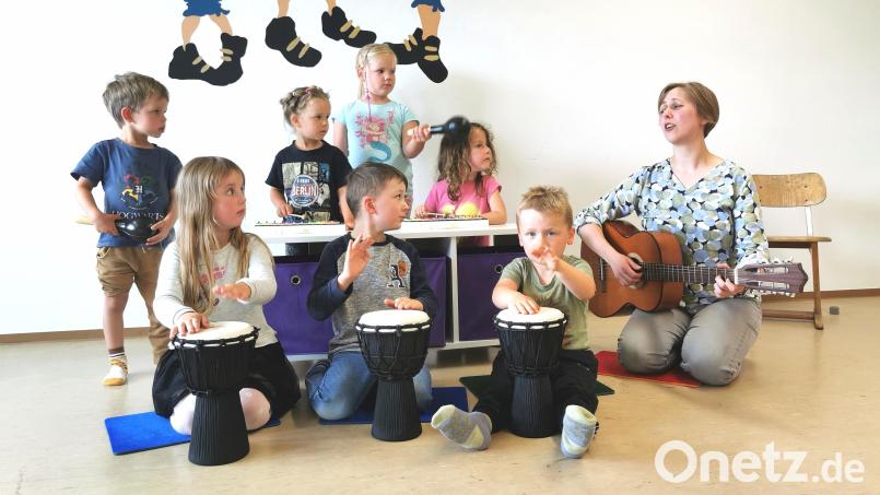 Volle Konzentration: Maria Ahlemeyer leitet die musikalische Früherziehung von Spielmannszug und Stadtkapelle mit viel Engagement. Bild: Portner