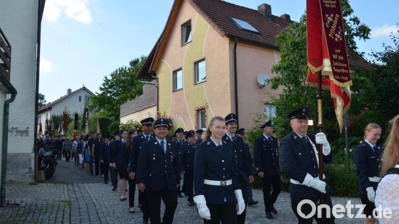 Vorsitzender Dr. Martin Pazdera (links) hatte gut lachen. Petrus schickte regelrechtes Kaiserwetter zum Gründungsjubiläum. Bild: dob