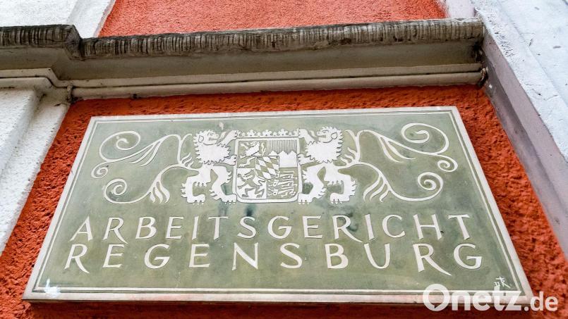 Die Arbeitsbelastung an Bayerns Arbeitsgerichten hat in den vergangenen Jahren stark zugenommen. (Illustration) Bild: picture alliance / Armin Weigel/dpa