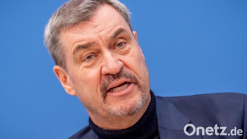 „Eine Stunde Mehrarbeit in der Woche würde uns enorm viel Wirtschaftswachstum bringen“, sagt Söder. (Archivbild) Bild: Michael Kappeler/dpa