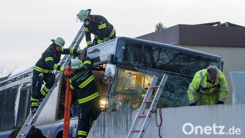 Bei dem schweren Busunfall ist ein 13-jähriges Mädchen gestorben. Bild: Stefan Puchner/dpa