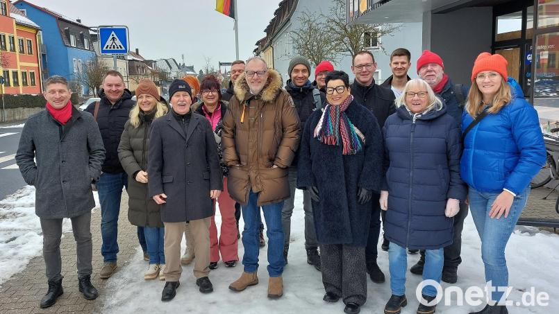 Nicht alle Besucher wollten auf das gemeinsame Foto. Allen ist jedoch nach der Bestandsaufnahme und den Hinweisen der Vertreter der Stadtwerke klar geworden, dass der Aufbau einer Ladeinfrastruktur für die E‑Mobilität eine komplexe Aufgabe darstellt, die flexible, abgestimmte und langfristig tragfähige Lösungen fordert. Bild: mfh