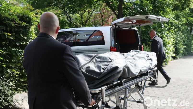 Während des Abendessens wurde im Seniorenheim St. Konrad eine verstorbene Person durch den Speisesaal transportiert. Der Verstorbene wurde wie hier auf dem Symbolbild auf einer Trage von einem Bestattungsunternehmen abgeholt. Symbolbild: Bodo Marks/dpa