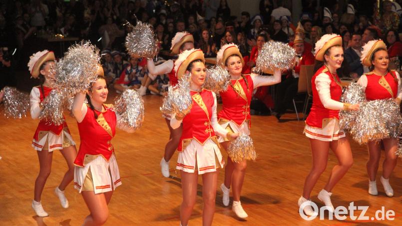 Nabbi-Nabbi-Helau: Die Cheerleaders der Nabburger Prinzengarde tänzeln durch die Nordgauhalle. Bild: Hirsch