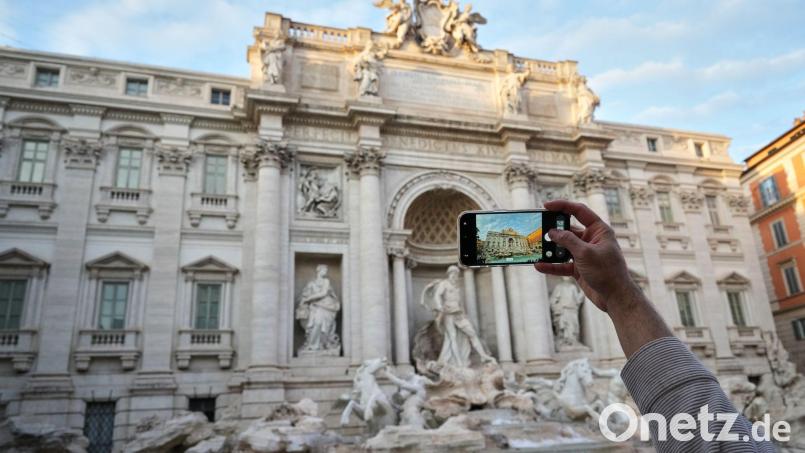 Der Besuch des Trevi-Brunnens kostet Touristen künftig zwei Euro. (Archivbild) Bild: Andrew Medichini/AP/dpa