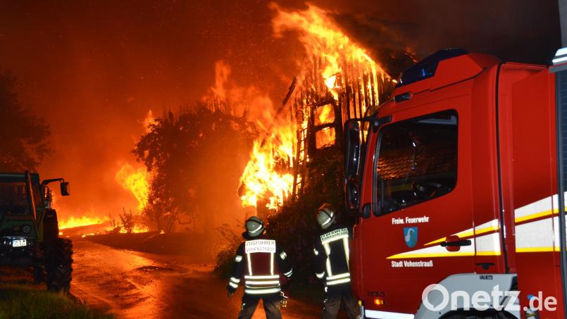 Ein Großbrand vernichtet in der Nacht zum Mittwoch ein landwirtschaftliches Anwesen in Unternankau der Marktgemeinde Leuchtenberg im Landkreis Neustadt/WN. Bild: dob