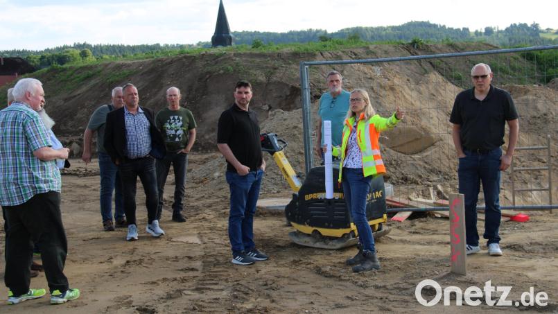 Über den Stand der Erschließungsarbeiten ließen sich die Mitglieder des Bau- und Umweltausschusses im Baugebiet "Schloßleite" in Wildenau von Johanna Plödt, Mitarbeiterin im Bauamt, informieren. Bild: prh
