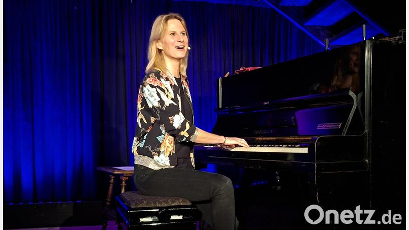 Vom ersten Blick an war die Klavier-Kabarettistin und Liedermacherin Lucy van Kuhl dem Schafferhof-Publikum sympathisch. Tiefgründig, wortgewandt und mit treffsichereren Pointen beschäftigte sie sich mit dem zweiten Blick, der hinter die Fassade geht. Bild: prh