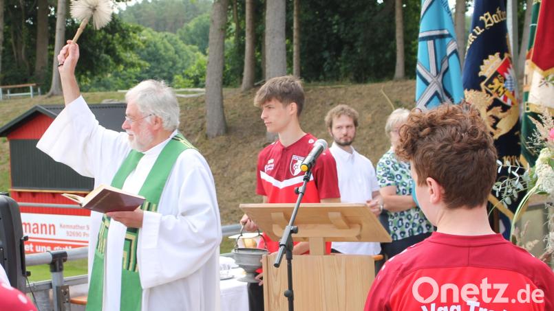 Mittelpunkt der 55-Jahr-Feier der Spielvereinigung Trabitz war der Freiluft-Festgottesdienst auf dem Sportgelände, bei dem Pfarrer Edmund Prechtl die neu gestalteten Außenanlagen segnete. Bild: Bernhard Piegsa