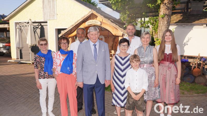 Monika Kuhn (Vorne Mitte) feiert ihren 80. Geburtstag - mit dabei Gratulanten und ihre Familie mit Tochter Barbara (Zweite von rechts) und Bürgermeister Josef Beimler, die ebenfalls jeweils ihren Geburtstag feiern. Bild: fvo