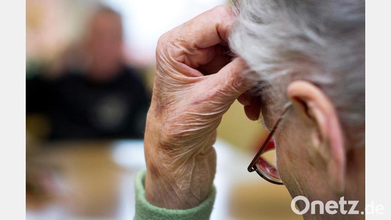 Ältere Menschen mit ausgeprägten Gedächtnislücken oder Demenz sollten nicht mehr Autofahren. Symbolbild: Patrick Pleul/dpa