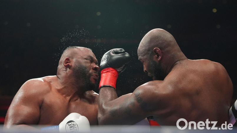 Jarrell Miller (l) verliert während des Kampfes gegen Kingsley Ibeh sein Haarteil. Bild: Frank Franklin II/AP/dpa