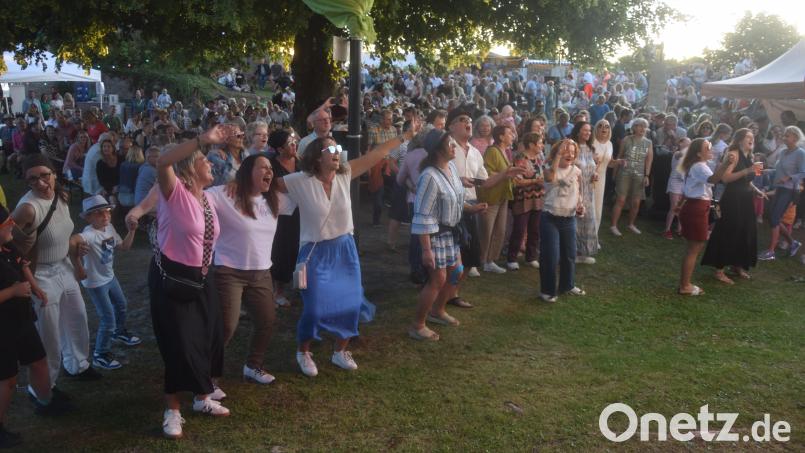 Laue Temperaturen und italienische Musik – das Burgfest erlebt zum Marktjubiläum ein Revival. Bild: fz