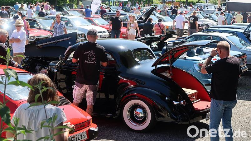 Viele Autos und Besucher zog das 3. Old- und Youngtimertreffen des AC Friedenfels an. Bild: bsc