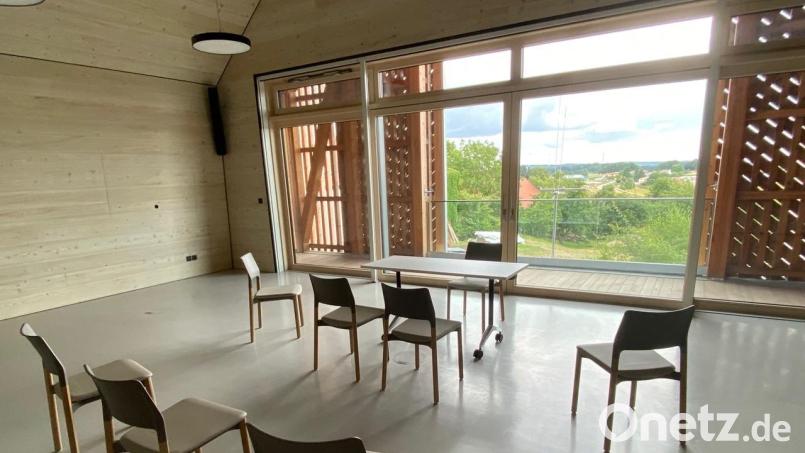 Künftiger Trauraum im Haus der Biodiversität. Noch ohne Deko und Blumenschmuck, aber mit reizvollem Blick ins Grüne. Bild: Josef Glas