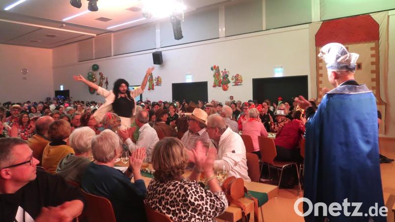 Thorsten Grädler (rechts) freut sich auf die Unterstützung bei den Ansagen durch Conchita Wurst, die mit Beifall durch den Saal geleitet wird. Bild: rha