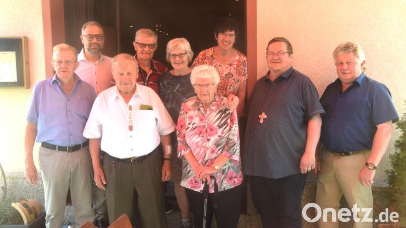 Mit ihren Geschwistern und den Gratulanten feierte Johanna Kraus ihren 90. Geburtstag. Bild: fz