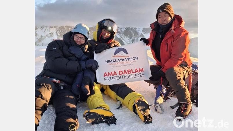 Geschafft! Nach einem beschwerlichen Aufstieg hat Dominik Gößner (links) den Gipfel der 6810 Meter hohen Ama Dablam erreicht. Mit im Bild sind sein Begleiter aus der Schweiz (Mitte) sowie ihr Sherpa. Bild: Dominik Gößner
