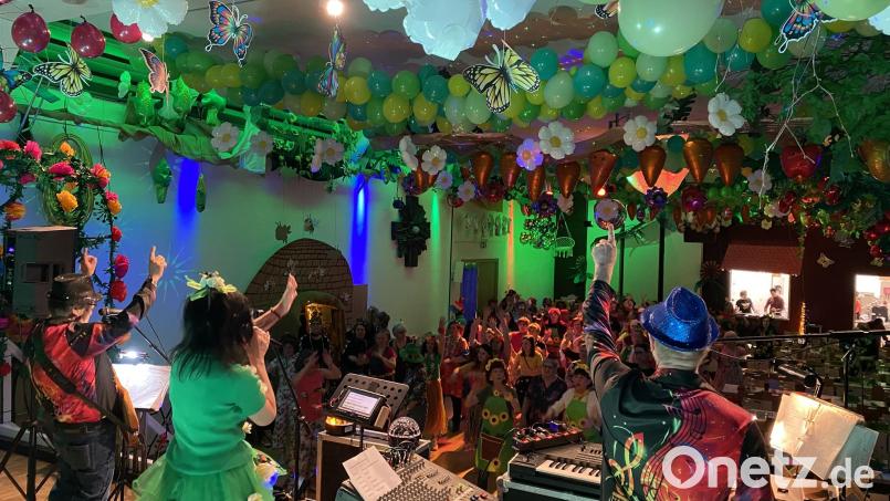 Nicht nur Dank der "Tropics" ist beim "Weiberball" in dem zum blühenden Garten umgewandelten Jugendwerk "alles im grünen Bereich". Bild: aub